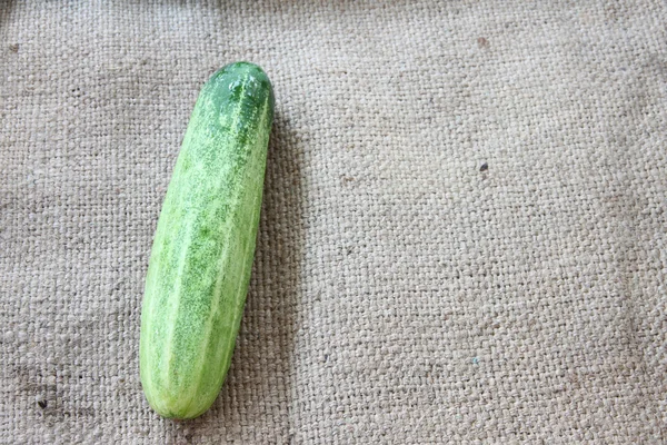 Vegetal de pepino em pano de saco . — Fotografia de Stock