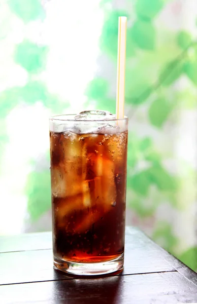 Bebida de cola em vidro . — Fotografia de Stock