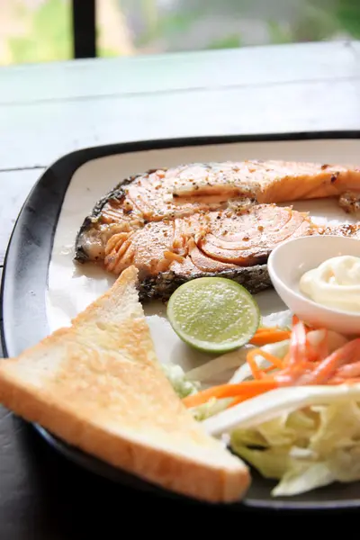 Gegrilde zalm steak met Franse frietjes en toast. — Stockfoto