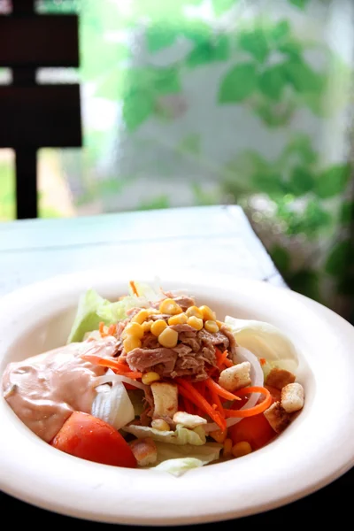 Salade de thon et légumes dans un plat . — Photo
