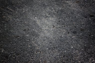 yol yüzeyi ile karanlık.