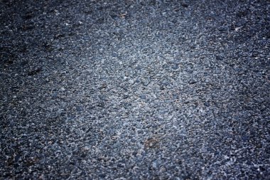 yol yüzeyi ile karanlık.