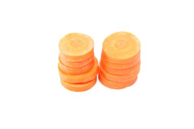 beyaz izole dilimlenmiş havuç.