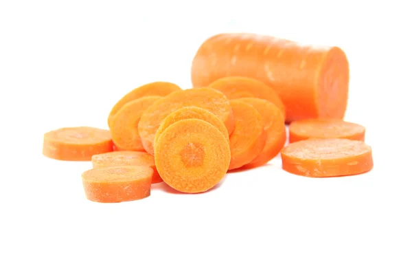 Gesneden wortel van geïsoleerde op wit. — Stockfoto