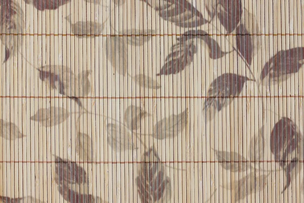 Patrón hojas sobre madera de bambú de fondo . — Foto de Stock