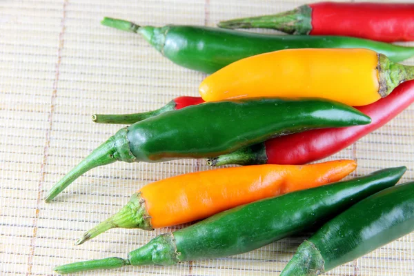 Čerstvá paprika na bambusové pozadí. — Stock fotografie