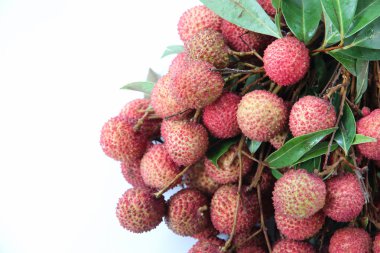 beyaz izole, taze lychees.