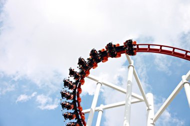 Rollercoaster mavi gökyüzü.