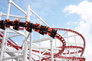 Rollercoaster mavi gökyüzü.