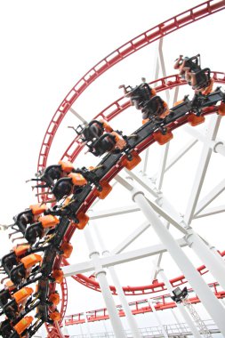 beyaz zemin üzerine rollercoaster.