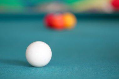 Beyaz Top Bilardo masasında.