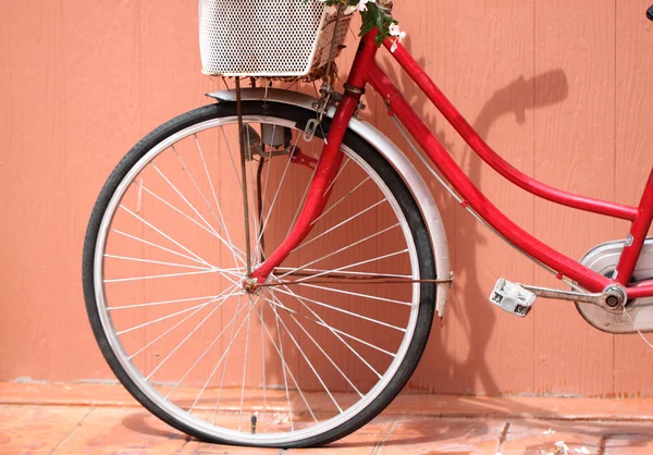 Het voorwiel van de oude fiets. — Stockfoto