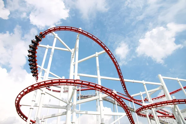 RollerCoaster tegen blauwe hemel. — Stockfoto