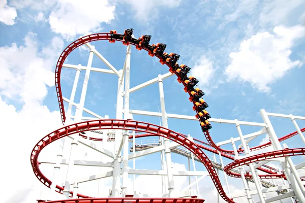 RollerCoaster tegen blauwe hemel. — Stockfoto