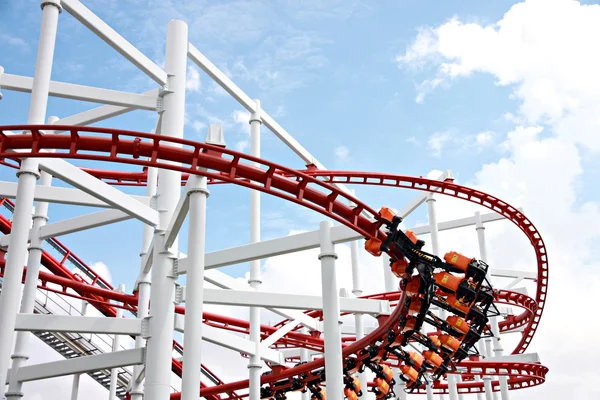 Rollercoaster contra o céu azul . — Fotografia de Stock