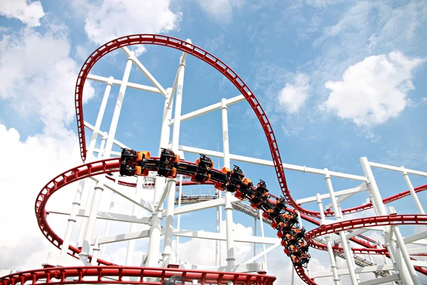 RollerCoaster tegen blauwe hemel. — Stockfoto