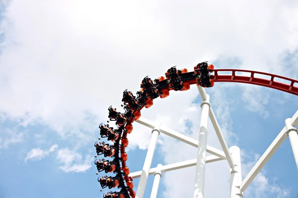 RollerCoaster tegen blauwe hemel. — Stockfoto