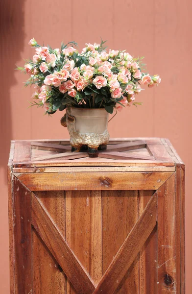 Fiori rosa in jardiniere sulla scatola di legno marrone . — Foto Stock