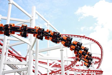 Rollercoaster mavi gökyüzü.