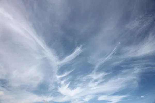 Fehér felhők a kék égen. — Stock Fotó