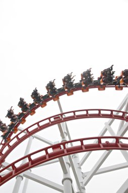 beyaz zemin üzerine rollercoaster.