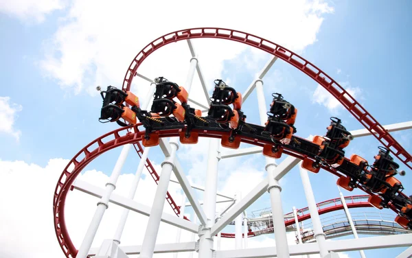 RollerCoaster tegen blauwe hemel. — Stockfoto