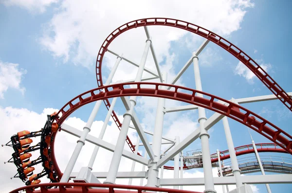 RollerCoaster tegen blauwe hemel. — Stockfoto