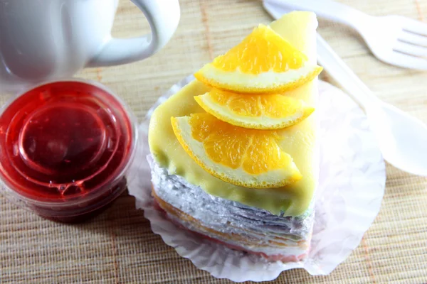 Orangenkuchen und Erdbeermarmelade. — Stockfoto