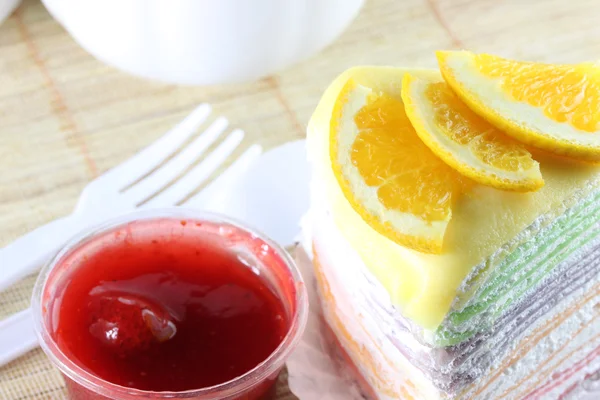 Апельсиновый торт и клубничное варенье . — стоковое фото