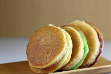 Bambu çanak üzerinde Tayland acıbadem kurabiyesi.