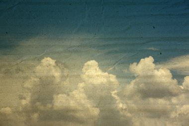 Bulutların üstünde mavi gökyüzü dokulu kağıt kutu.