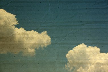 Bulutların üstünde mavi gökyüzü dokulu kağıt kutu.