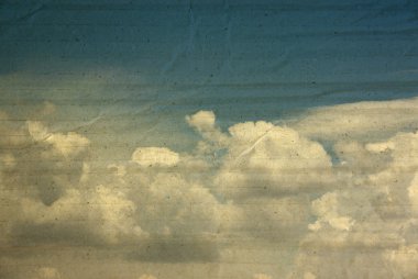 Bulutların üstünde mavi gökyüzü dokulu kağıt kutu.