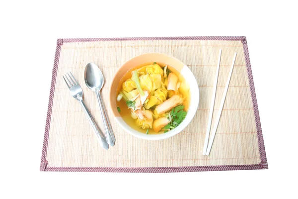 Wonton sopa de fideos en tazón en plato de madera . —  Fotos de Stock