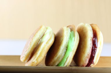 Bambu çanak üzerinde Tayland acıbadem kurabiyesi.