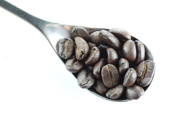Κόκκους καφέ σε ένα κουτάλι από ανοξείδωτο χάλυβα. — Φωτογραφία Αρχείου