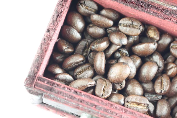 Kávová zrna v dřevěné krabici. — Stock fotografie