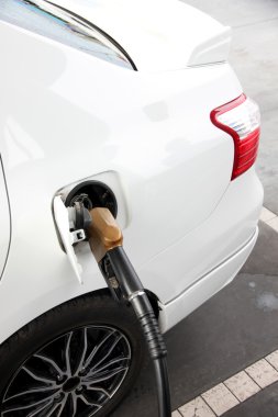 Araba benzin istasyonunda yakıt ikmali.