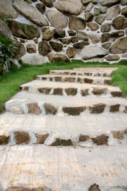 Bahçe yürüyüş yolları.