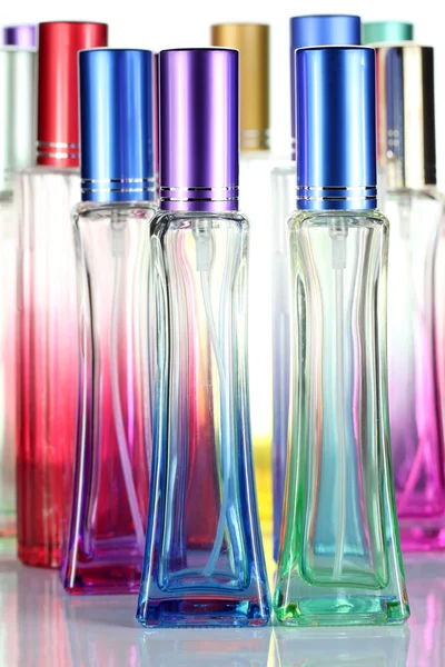 Färgglada parfym flaskor. — Stockfoto