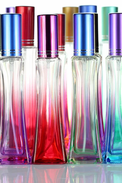 Färgglada parfym flaskor. — Stockfoto