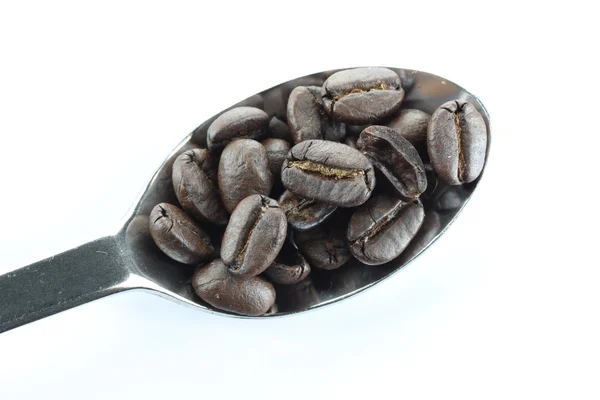Κόκκους καφέ σε ένα κουτάλι από ανοξείδωτο χάλυβα. — Φωτογραφία Αρχείου