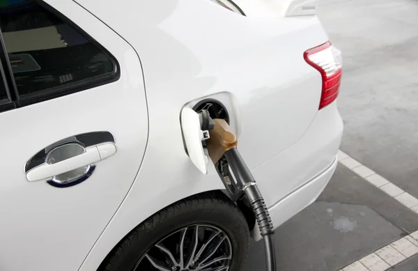 Reabastecimento de carro no posto de gasolina . — Fotografia de Stock