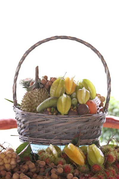 Fruitmand gerangschikt op de tafel in orchard. — Stockfoto