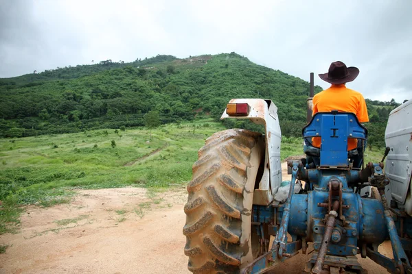 Farmář řidiče traktoru. — Stock fotografie