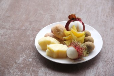 taze karışık meyve tabağına.