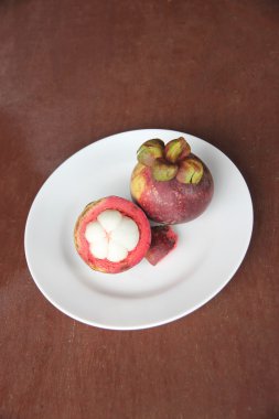 peeling tabak taze mangosten meyvesi.