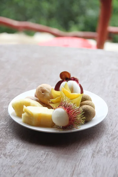 Mezcla fresca de fruta en el plato . —  Fotos de Stock