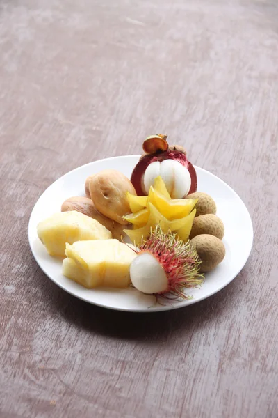 Mezcla fresca de fruta en el plato . —  Fotos de Stock