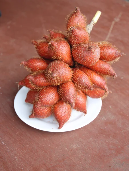 Fresh salacca edulis salak palm fruit in dish. — Stock Photo, Image